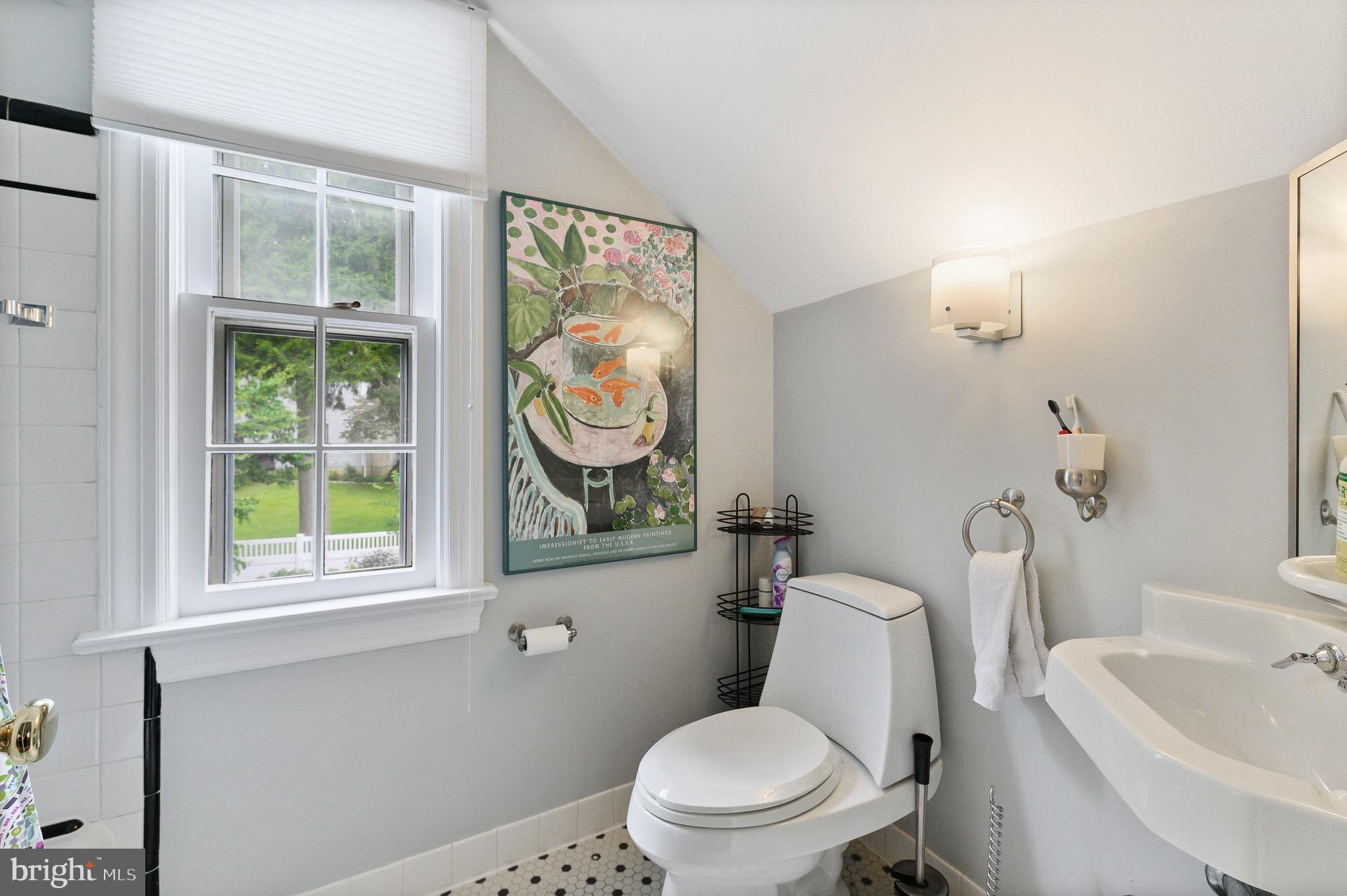 17 Kershaw Road Wallingford, PA 19086 - Photo 35 of 40 Full Hall Bathroom 2nd Floor