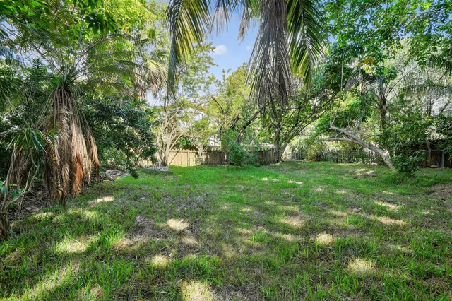 a view of yard with green space