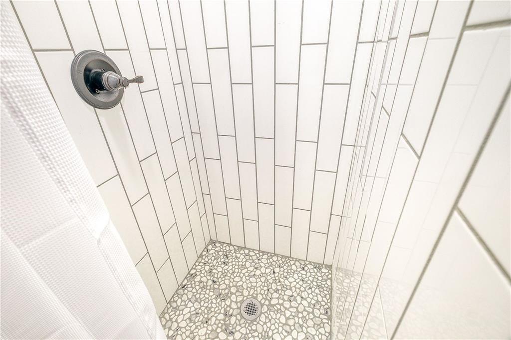 629 George Street Coraopolis, PA 15108 - Photo 21 of 25 3rd floor shower newly installed.