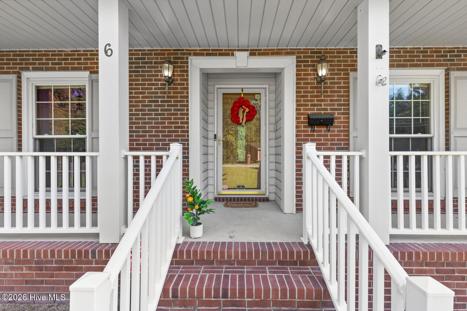 6 Laran Road Jacksonville, NC 28540 - Photo 4 of 41 Covered Front Porch !