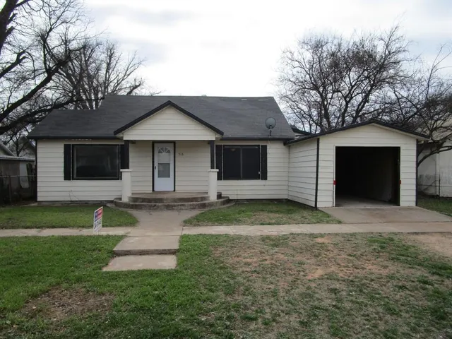 $59,900 | 515 West McLain Street, Seymour, TX 76380