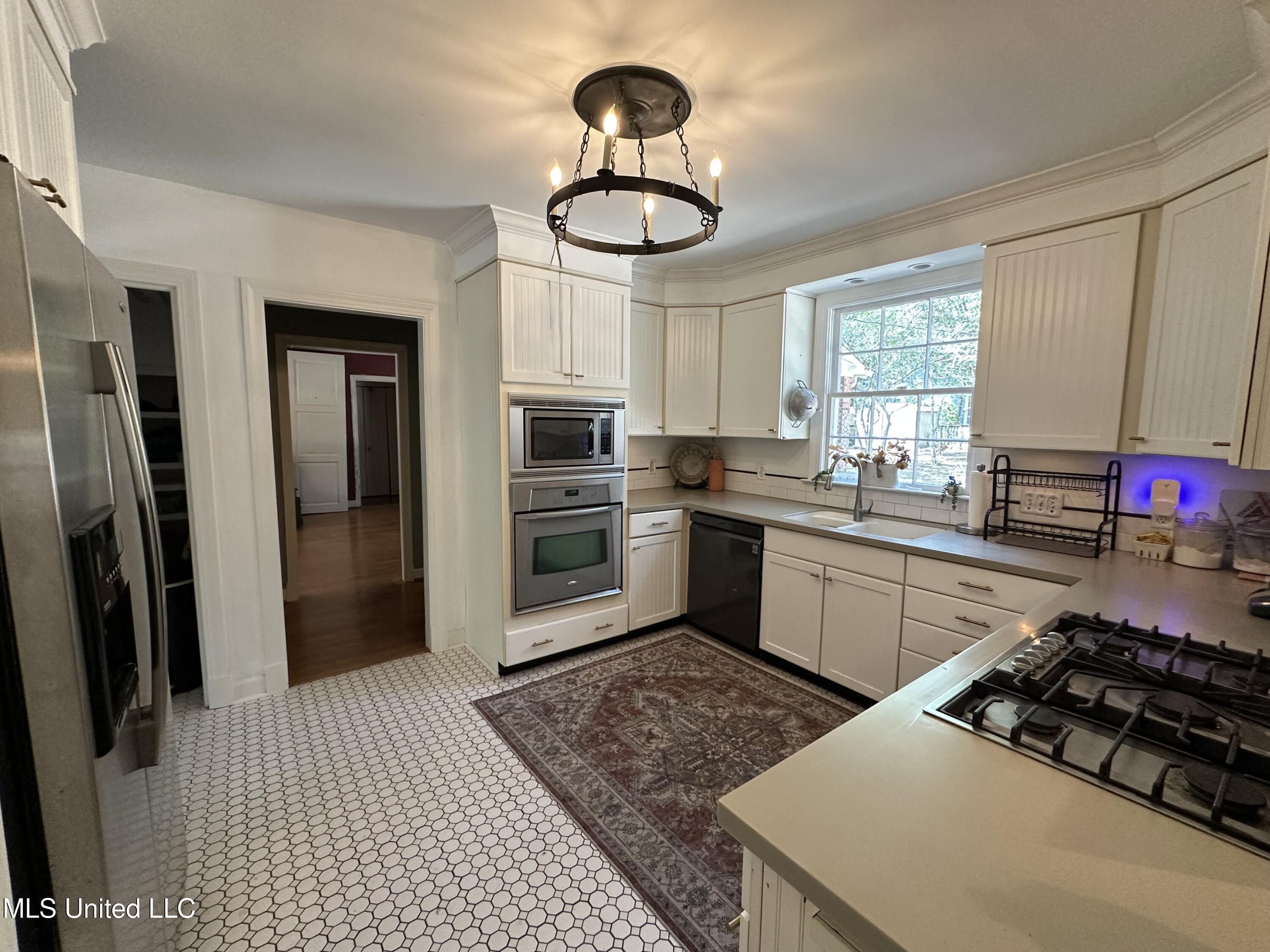 650 Meadowbrook Road Jackson, MS 39206 - Photo 11 of 18 Kitchen with 2 pantrys