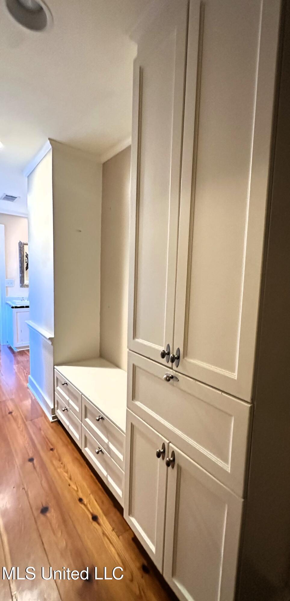 650 Meadowbrook Road Jackson, MS 39206 - Photo 17 of 18 Primary Bath Built in