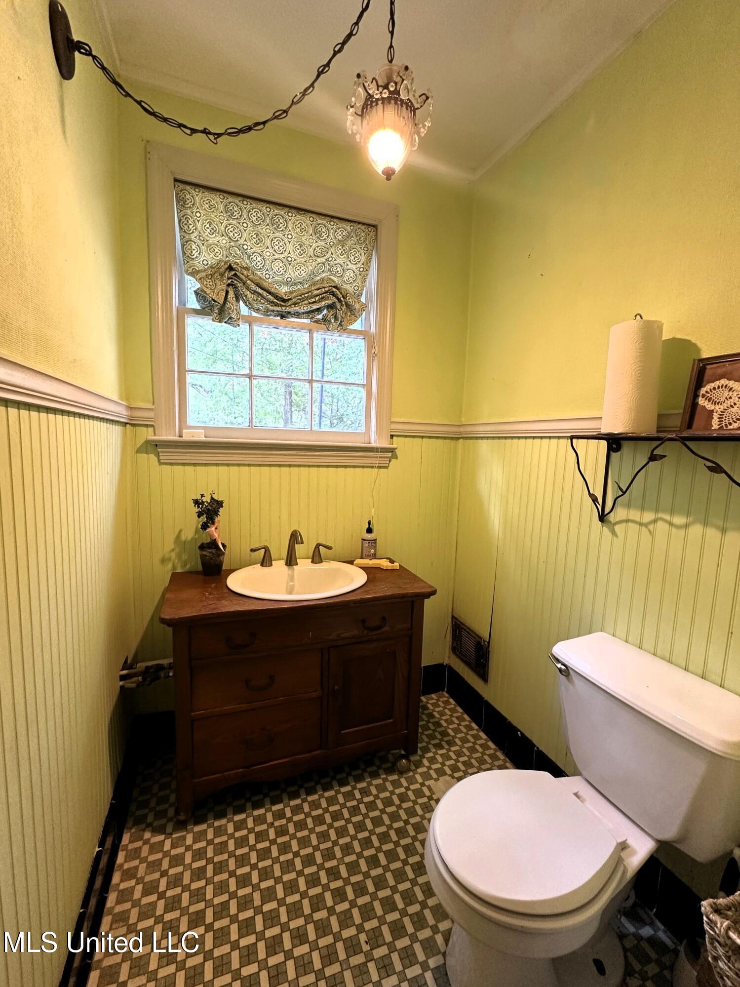 650 Meadowbrook Road Jackson, MS 39206 - Photo 9 of 18 Powder Bath