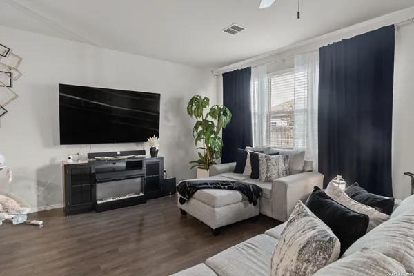 $2,300 | 2407 North Applewhite, San Antonio, TX 78224