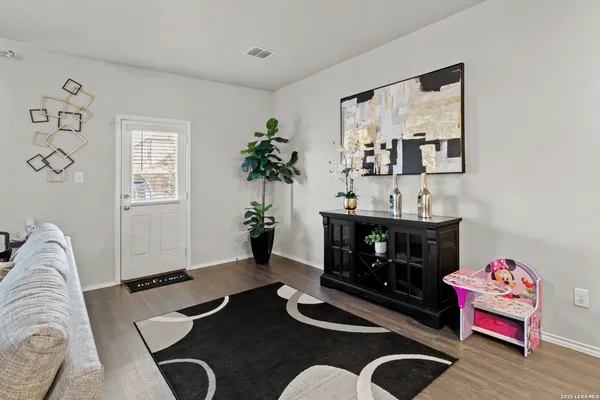 $2,300 | 2407 North Applewhite, San Antonio, TX 78224