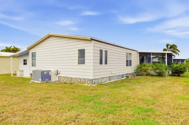 a view of entryway with workspace