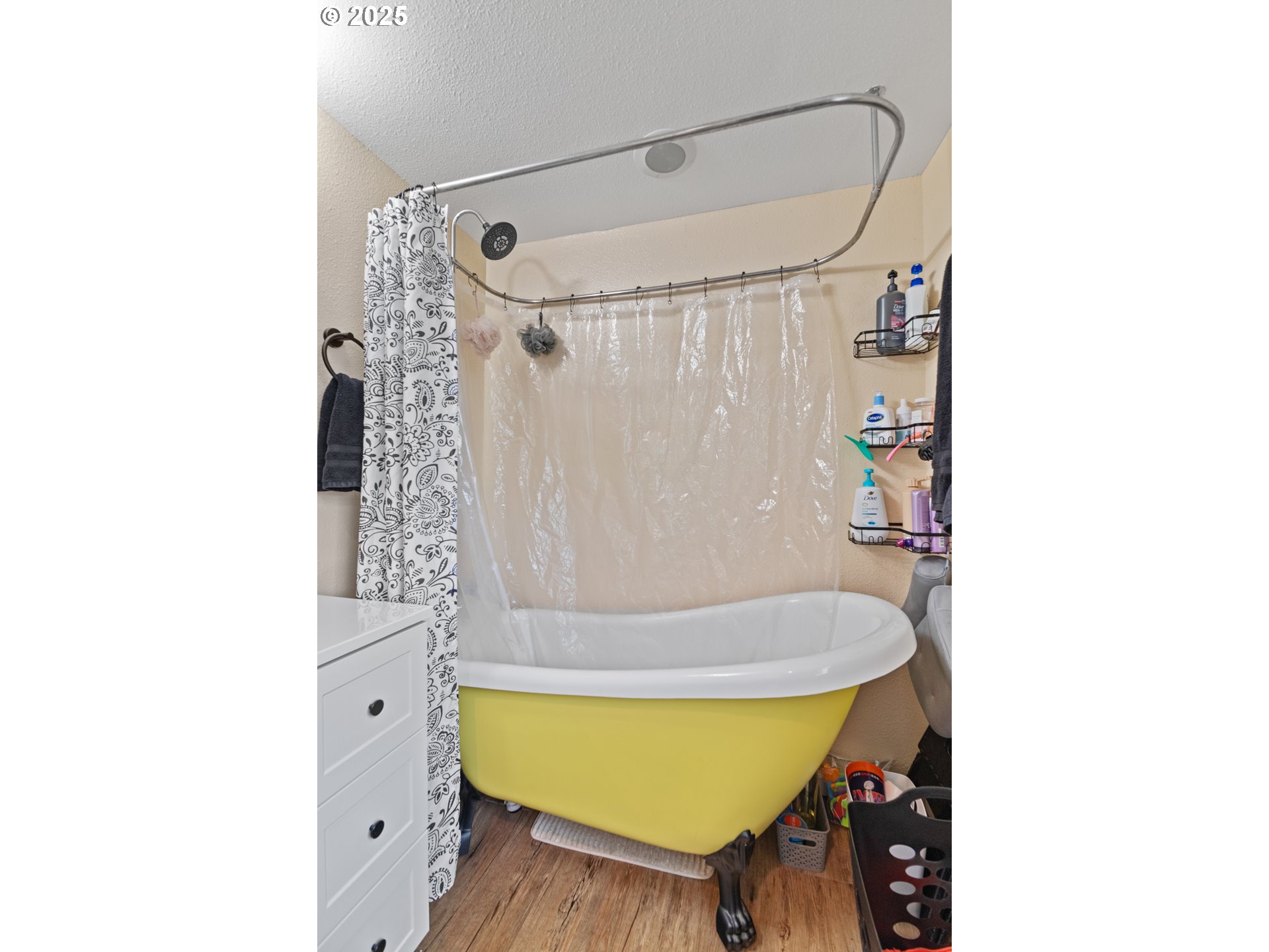 1434 Maryland Avenue Myrtle Point, OR 97458 - Photo 13 of 24 a bathroom with a tub and a shower