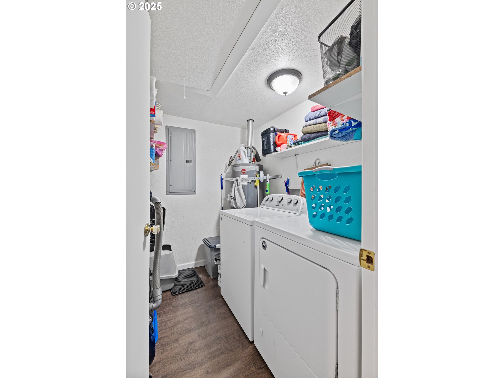 1434 Maryland Avenue Myrtle Point, OR 97458 - Photo 16 of 24 a utility room with dryer and washer