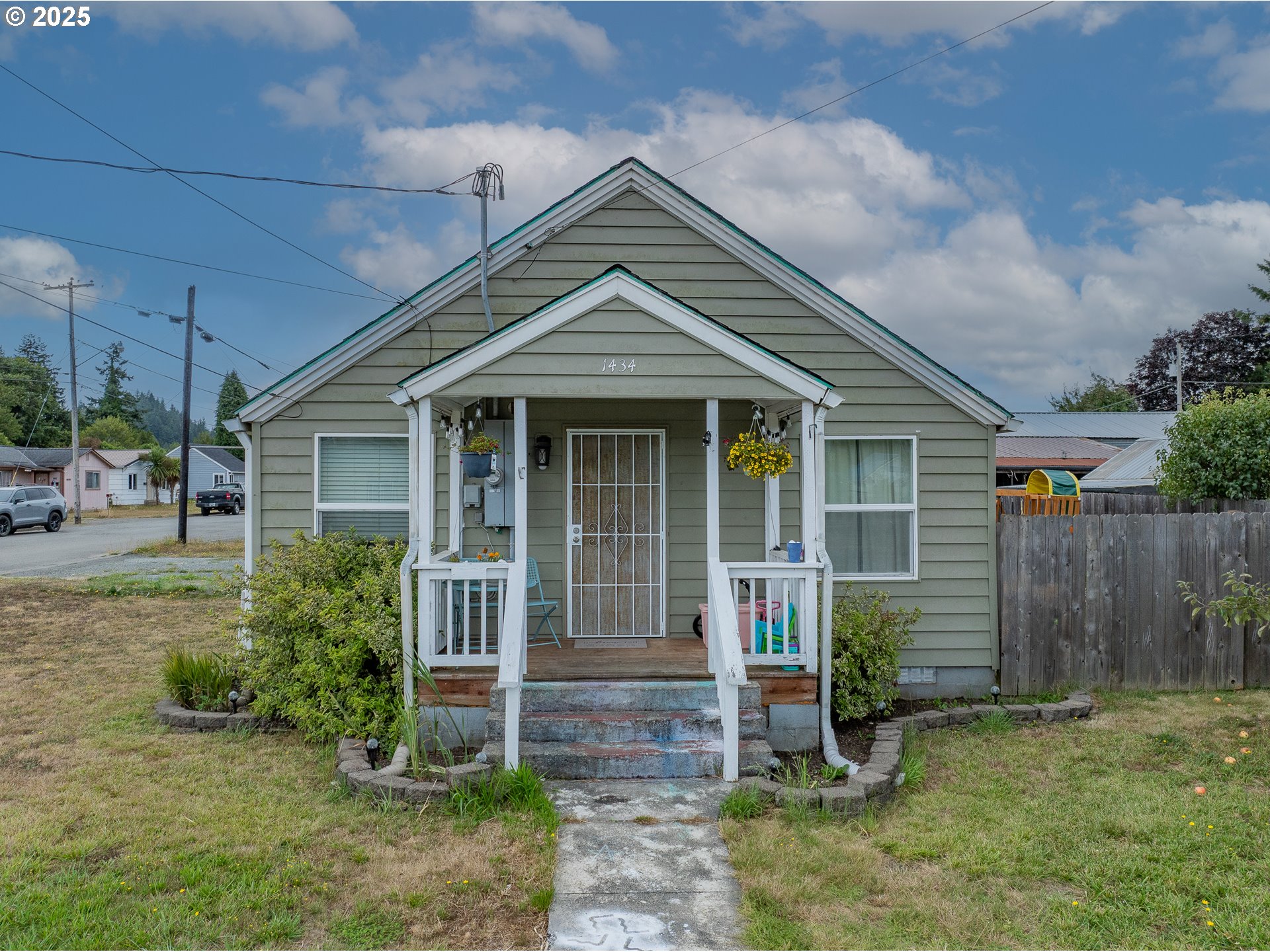 1434 Maryland Avenue Myrtle Point, OR 97458 - Photo 2 of 24 a front view of a house with garden