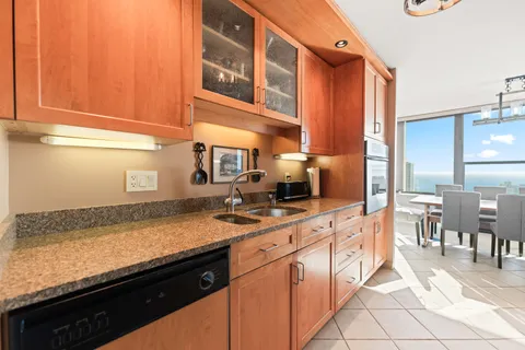 $4,800 | 1560 North Sandburg Terrace, Unit 4302, Chicago, IL 60610