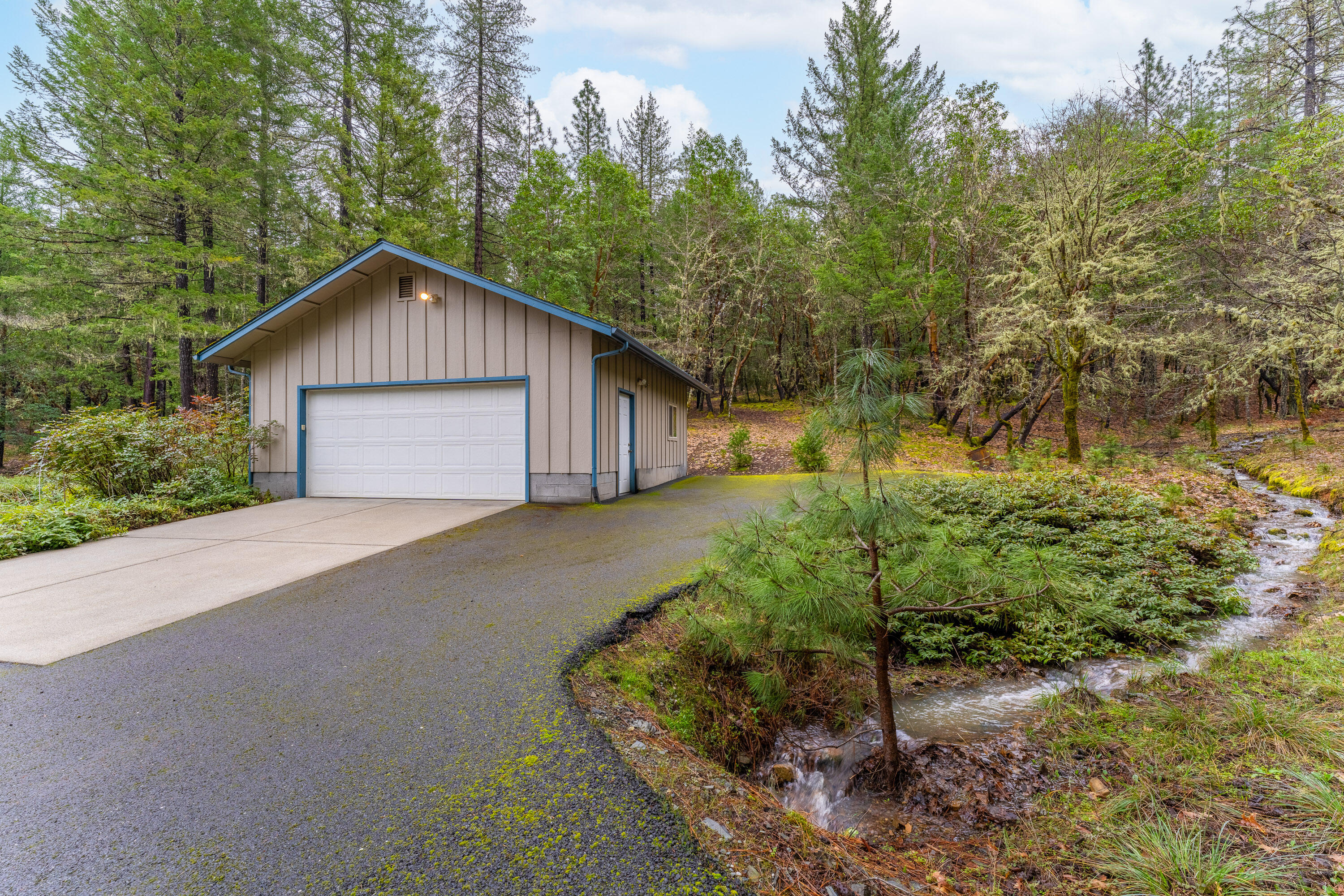 414 Colin Road Grants Pass, OR 97527 - Photo 18 of 23 EXT (2 of 5)