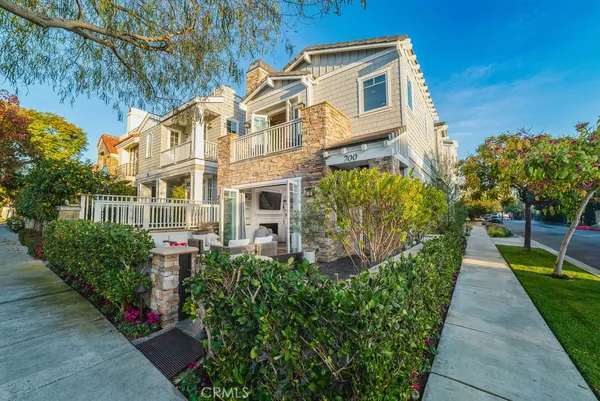 a view of a pathway with house on both side
