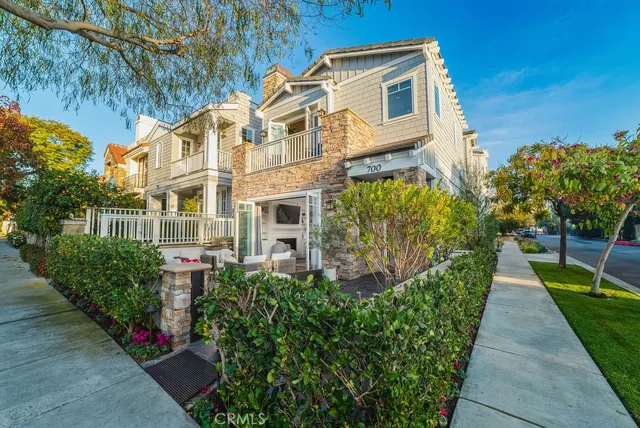 a view of a pathway with house on both side