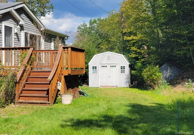 a view of a house with backyard