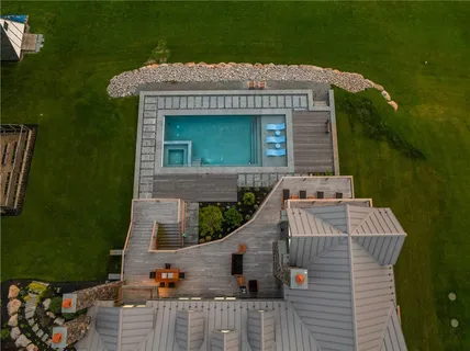 $6,350,000 | 82 Nonquit Lane, Tiverton, RI 02878