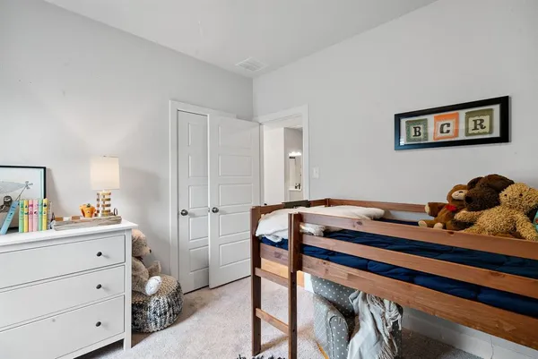 a bed room with a bed and a closet