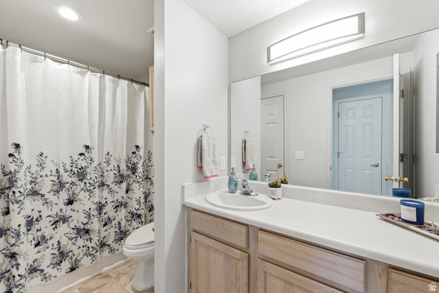 900 Bitner Road, Unit P20 Park City, UT 84098 - Photo 17 of 42 Full-width vanity mirror and light fixture