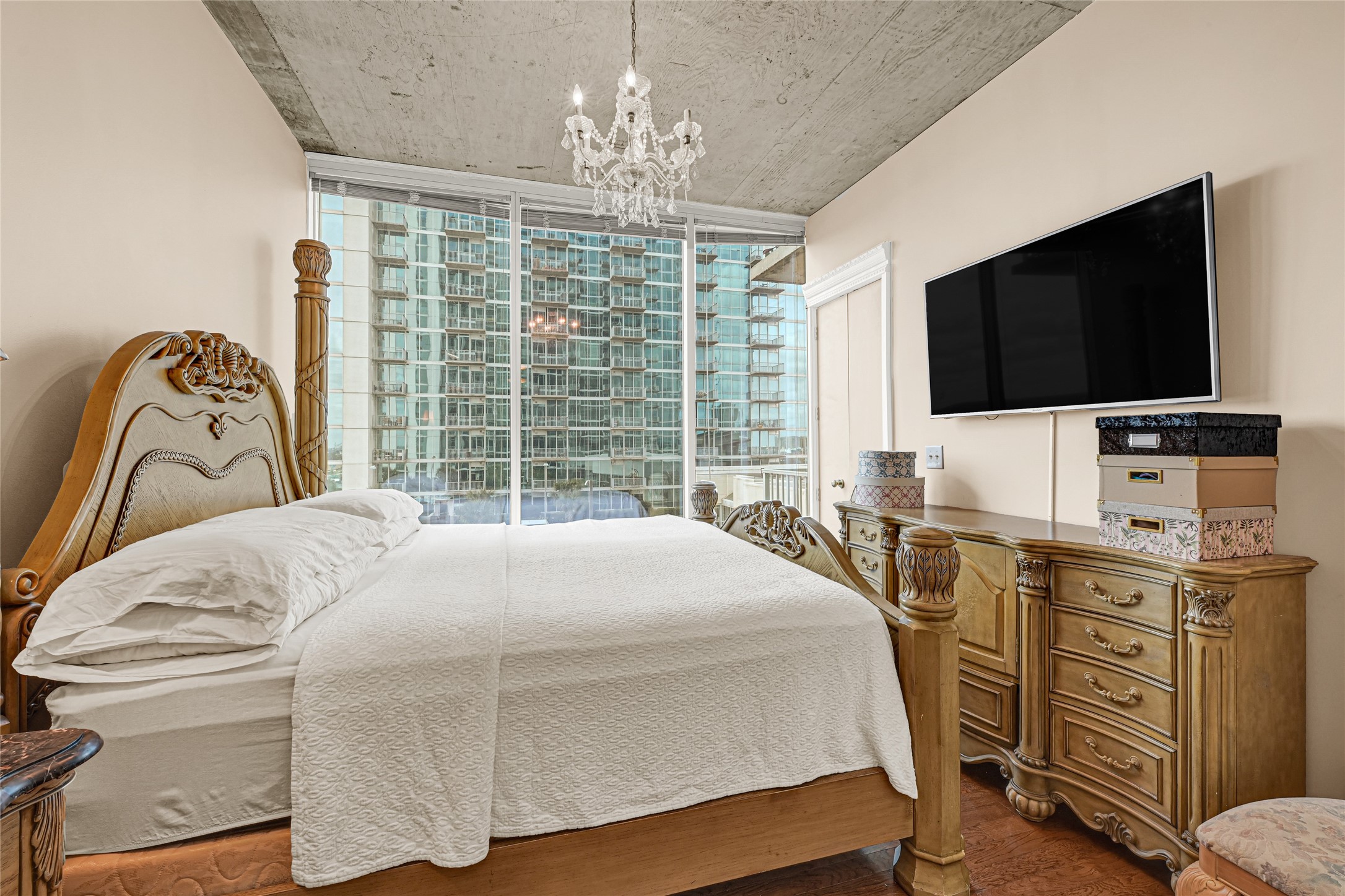 5925 Almeda Road, Unit 10908 Houston, TX 77004 - Photo 12 of 37 a bedroom with a bed and a flat tv screen on the dresser