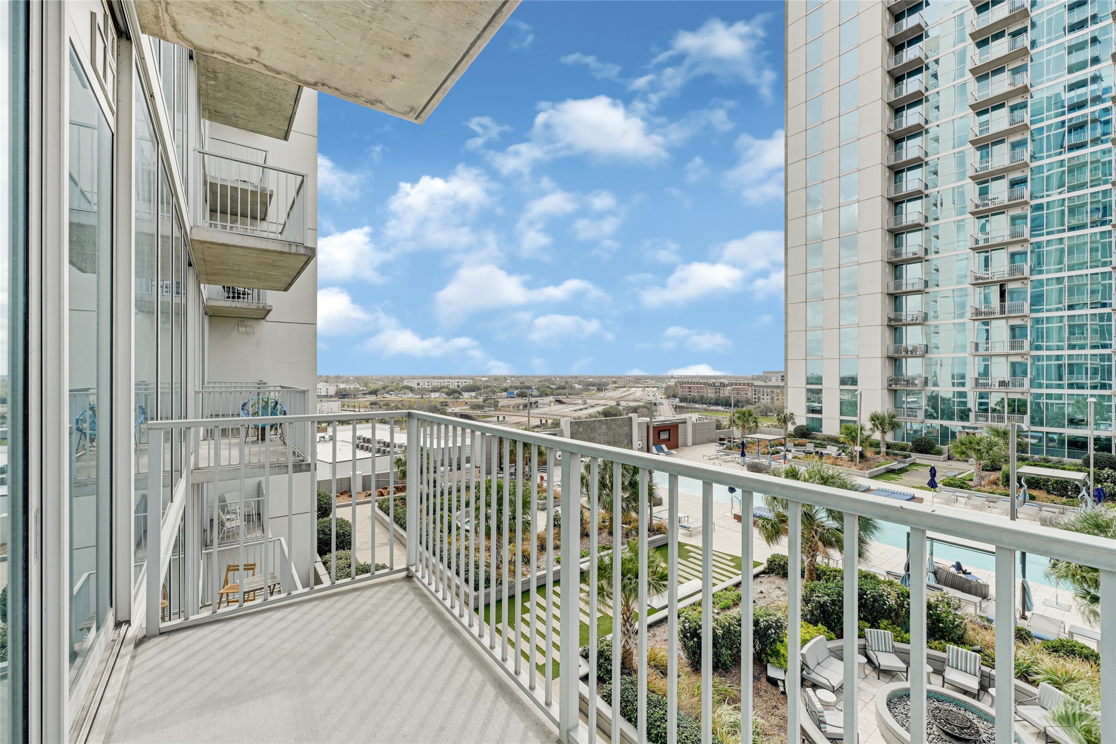 5925 Almeda Road, Unit 10908 Houston, TX 77004 - Photo 18 of 37 a view of balcony with furniture