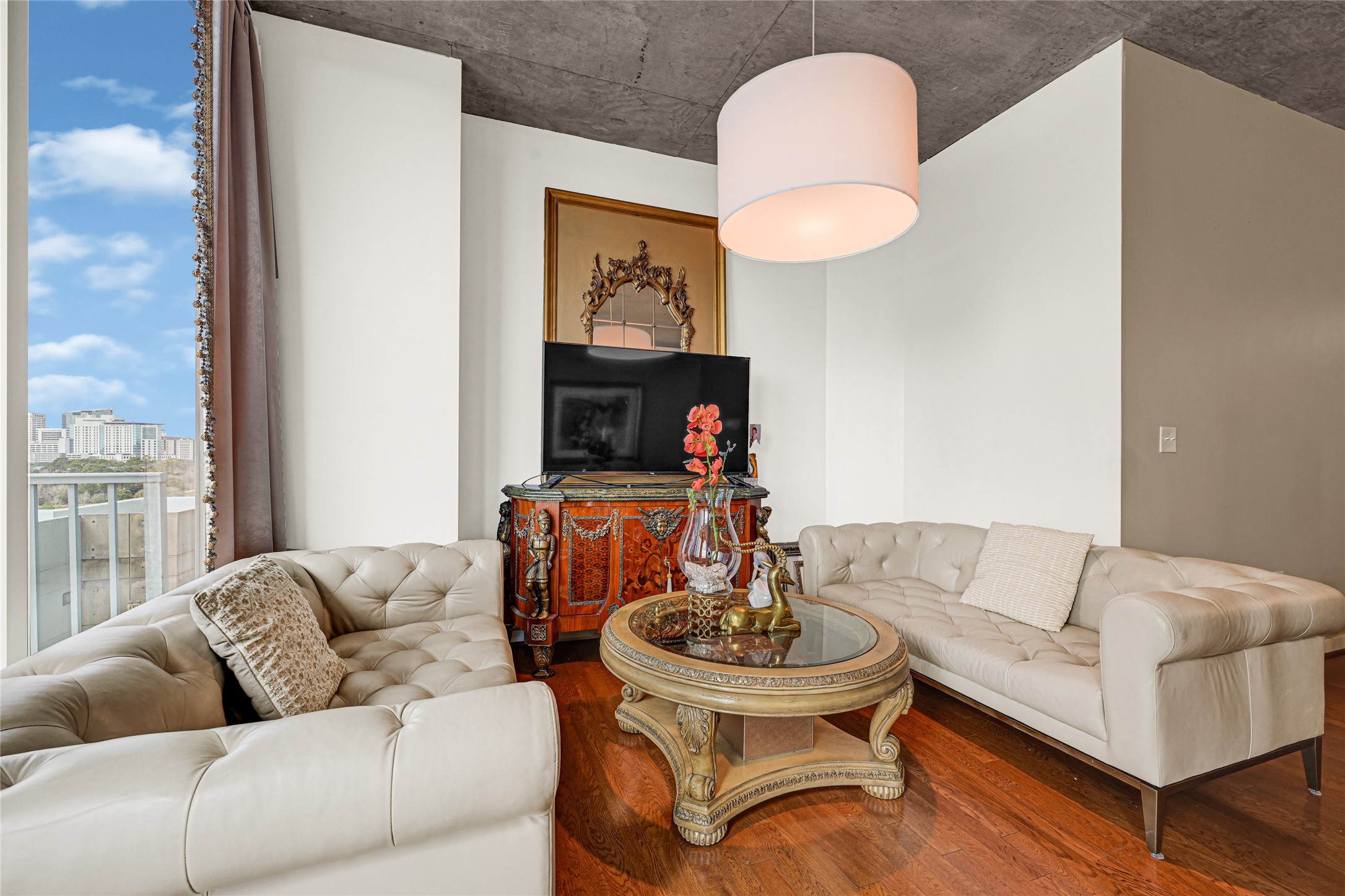 5925 Almeda Road, Unit 10908 Houston, TX 77004 - Photo 6 of 37 a living room with furniture and a table