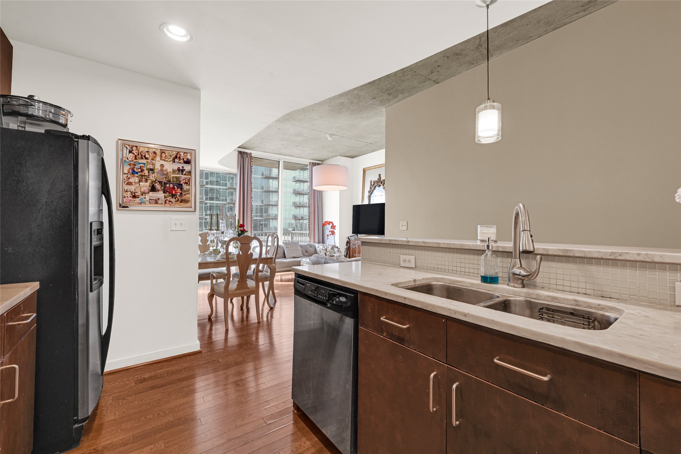 5925 Almeda Road, Unit 10908 Houston, TX 77004 - Photo 8 of 37 a kitchen with lots of counter space and refrigerator