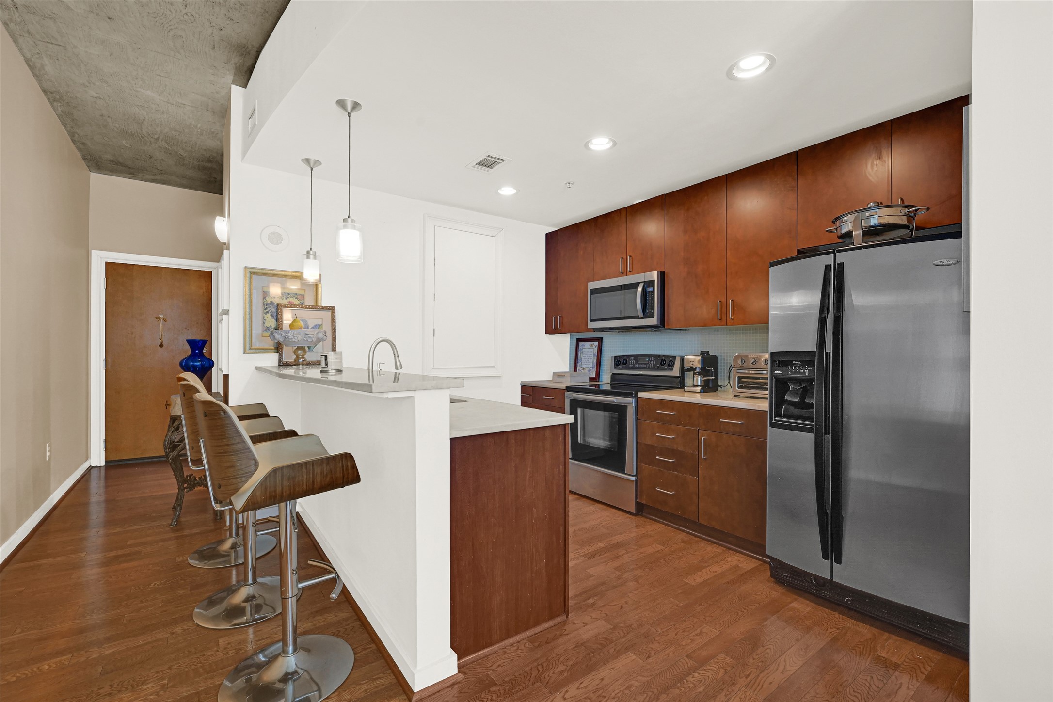 5925 Almeda Road, Unit 10908 Houston, TX 77004 - Photo 10 of 37 a kitchen with cabinets and stainless steel appliances