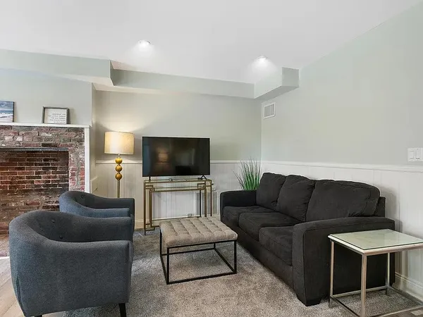 $2,175 | 77 Coggeshall Avenue, Unit G, Newport, RI 02840