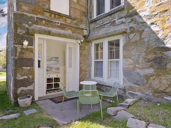 $2,175 | 77 Coggeshall Avenue, Unit G, Newport, RI 02840