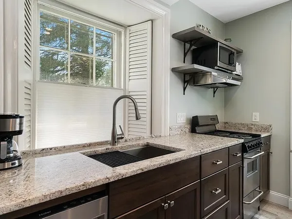 $2,175 | 77 Coggeshall Avenue, Unit G, Newport, RI 02840