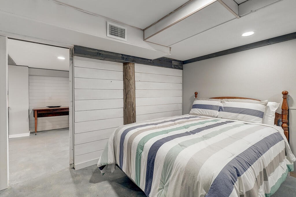 810 North Sandpiper Ingleside, TX 78362 - Photo 17 of 40 a bedroom with a bed and a cabinets