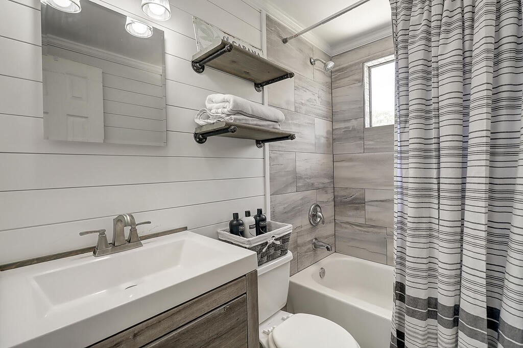 810 North Sandpiper Ingleside, TX 78362 - Photo 32 of 40 a bathroom with a sink a toilet and shower