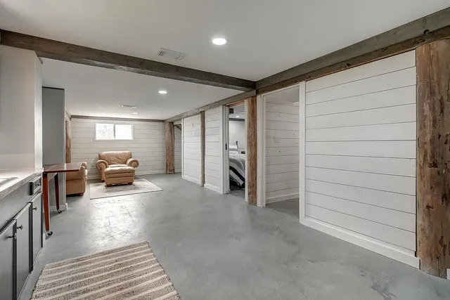 a view of livingroom with furniture