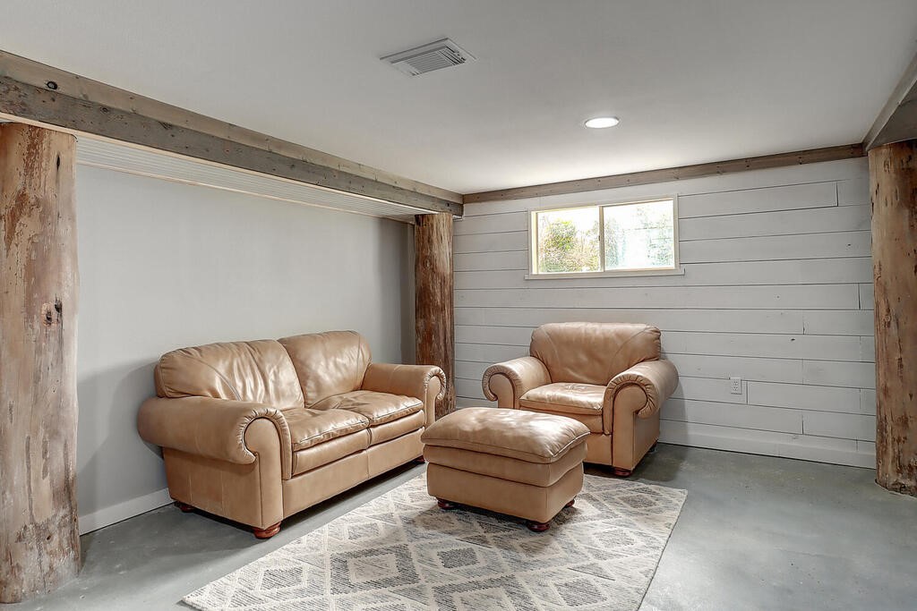 810 North Sandpiper Ingleside, TX 78362 - Photo 10 of 40 a living room with furniture