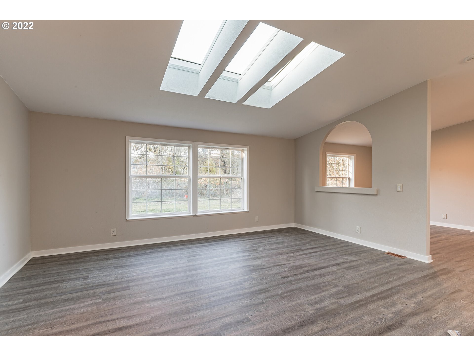 1015 Perrydale Road Dallas, OR 97338 - Photo 3 of 29 Living Room/Dining Room