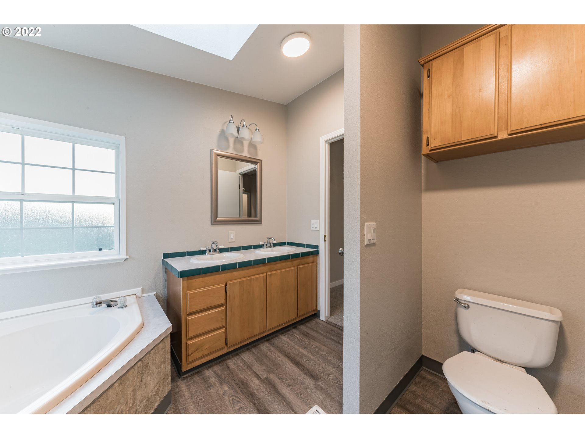 1015 Perrydale Road Dallas, OR 97338 - Photo 7 of 29 Owner's Suite Bathroom