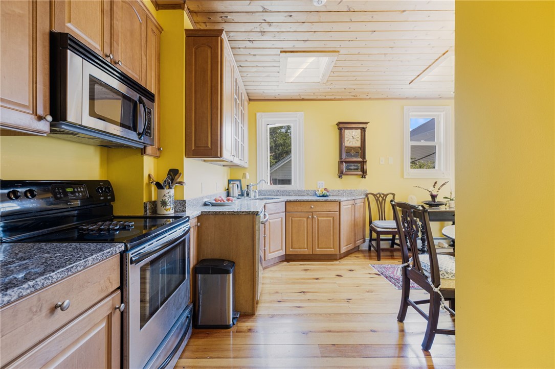 20 Berkeley Avenue, Unit 2 Newport, RI 02840 - Photo 24 of 44 Let's go in the kitchen!