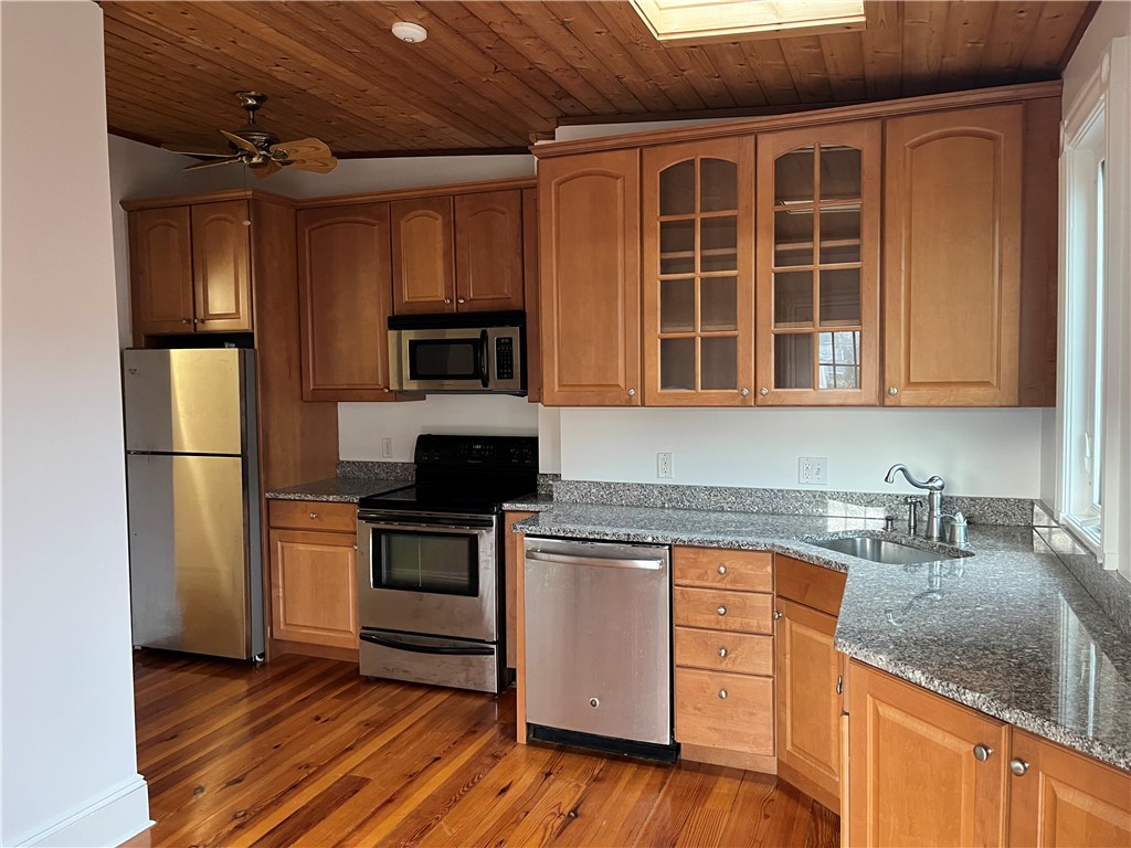 20 Berkeley Avenue, Unit 2 Newport, RI 02840 - Photo 25 of 44 Kitchen has two skylights, dining area is 10'2" x 6'11".