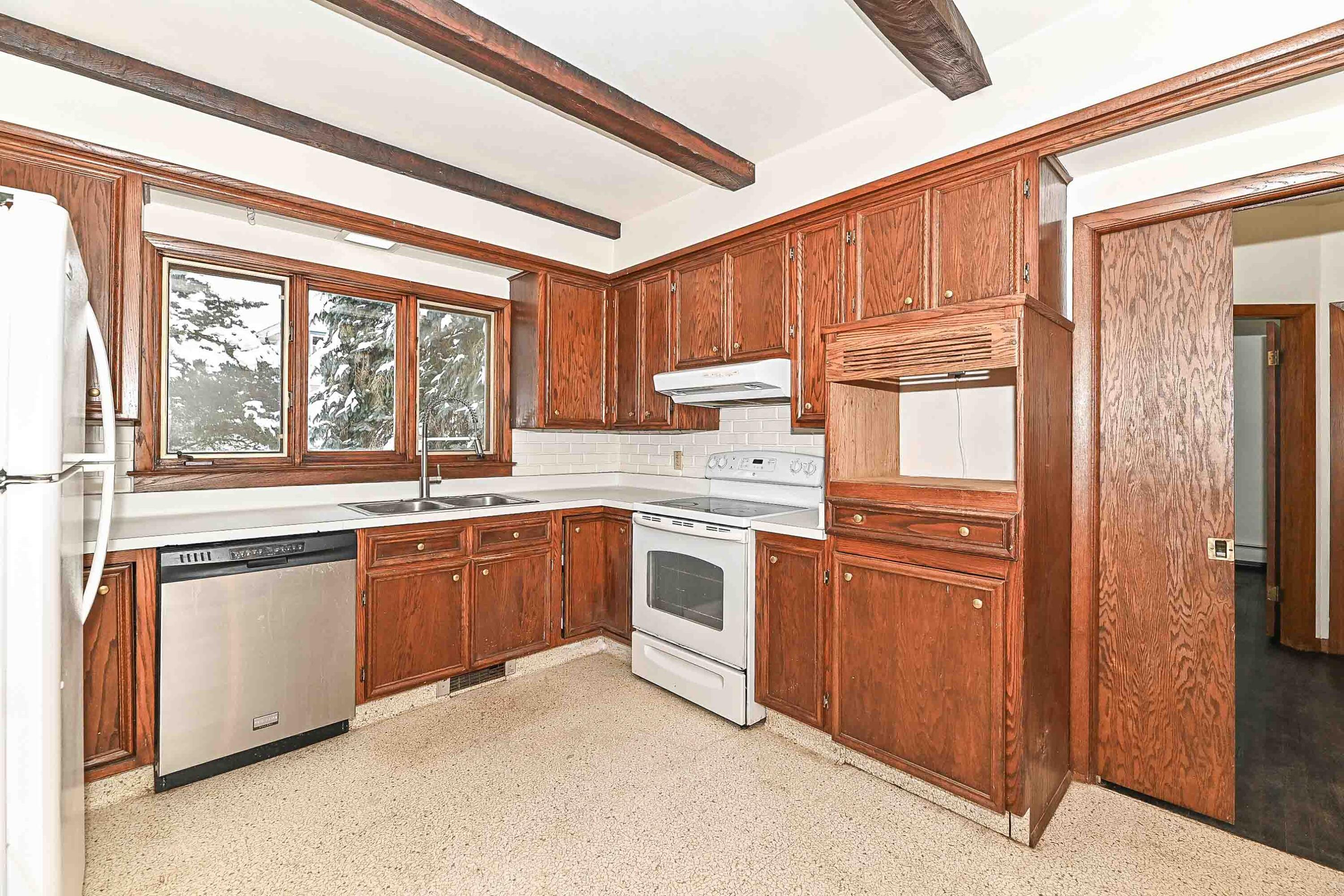 1516 Monroe Avenue Racine, WI 53405 - Photo 10 of 35 Kitchen