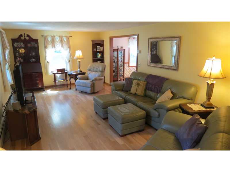 44 Kings Ridge Road South Kingstown, RI 02879 - Photo 4 of 25 Living Room.