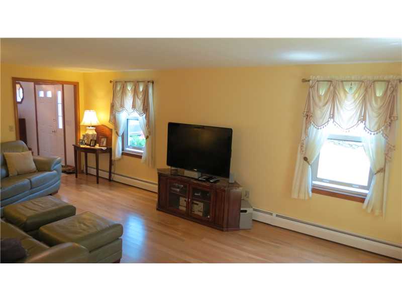 44 Kings Ridge Road South Kingstown, RI 02879 - Photo 5 of 25 Living Room.