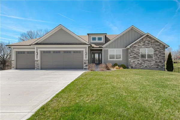 $895,000 | 13504 Oakridge Drive, Kearney, MO 64060