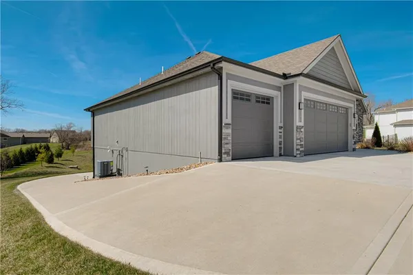 $895,000 | 13504 Oakridge Drive, Kearney, MO 64060
