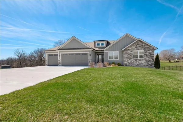 $895,000 | 13504 Oakridge Drive, Kearney, MO 64060