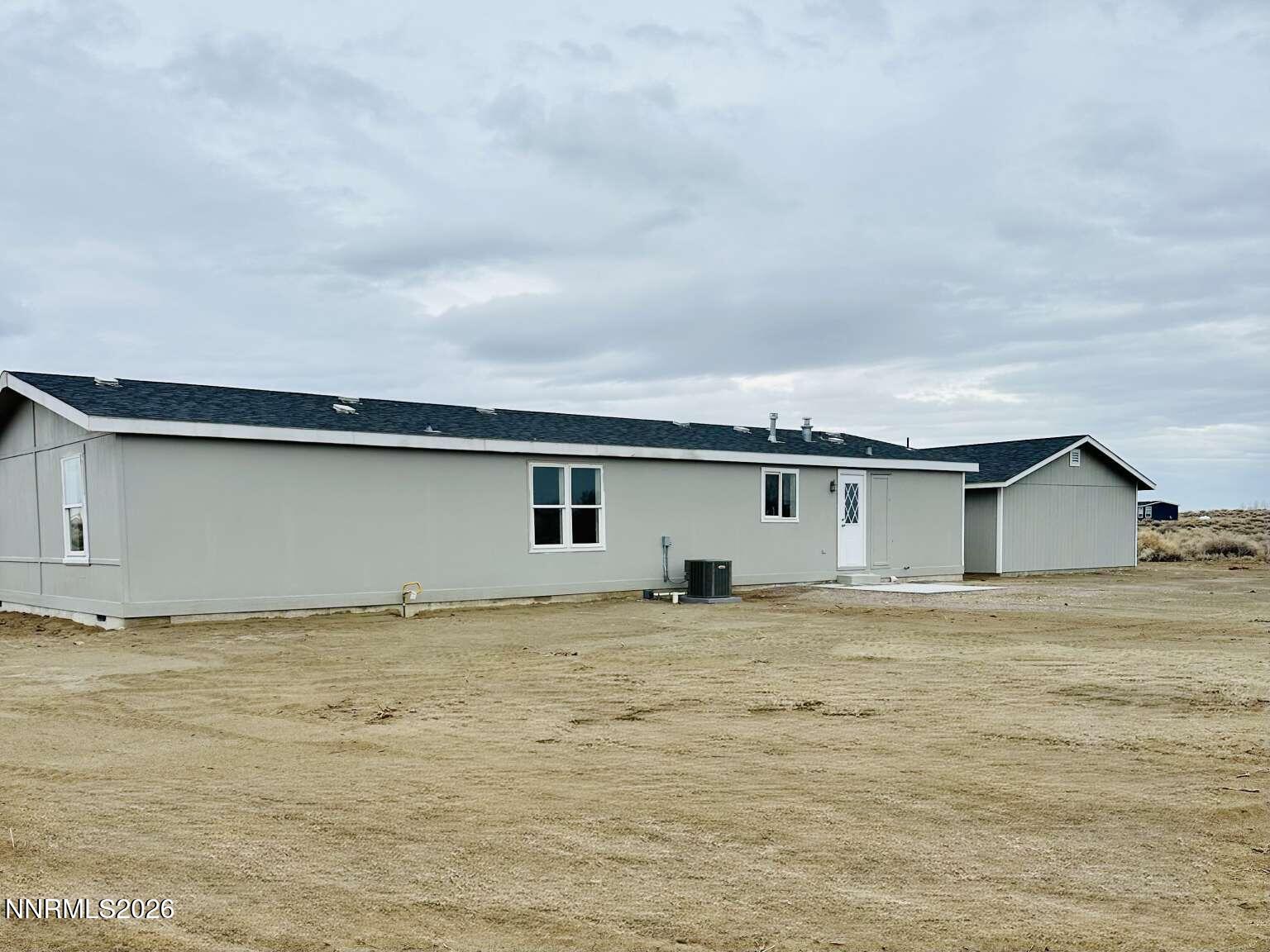 6255 Sierra Way Fallon, NV 89406 - Photo 3 of 25 a house with a outdoor space