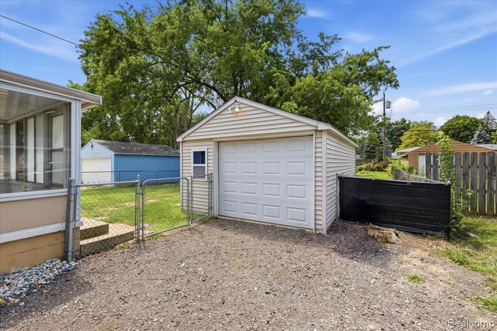 5307 Drayton Road Clarkston, MI 48346 - Photo 33 of 46 Gallery Image 33
