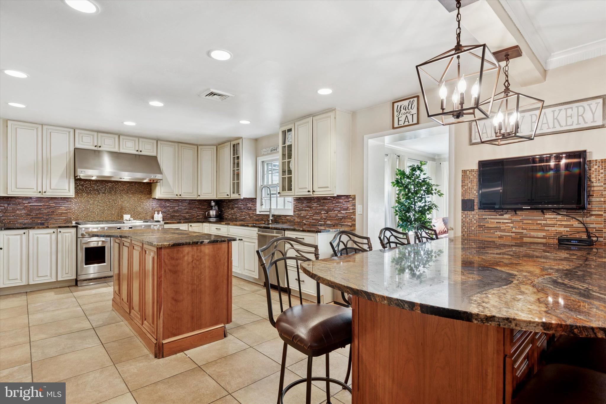 770 Robinhood Road Bryn Mawr, PA 19010 - Photo 7 of 39 Kitchen with Island Seating