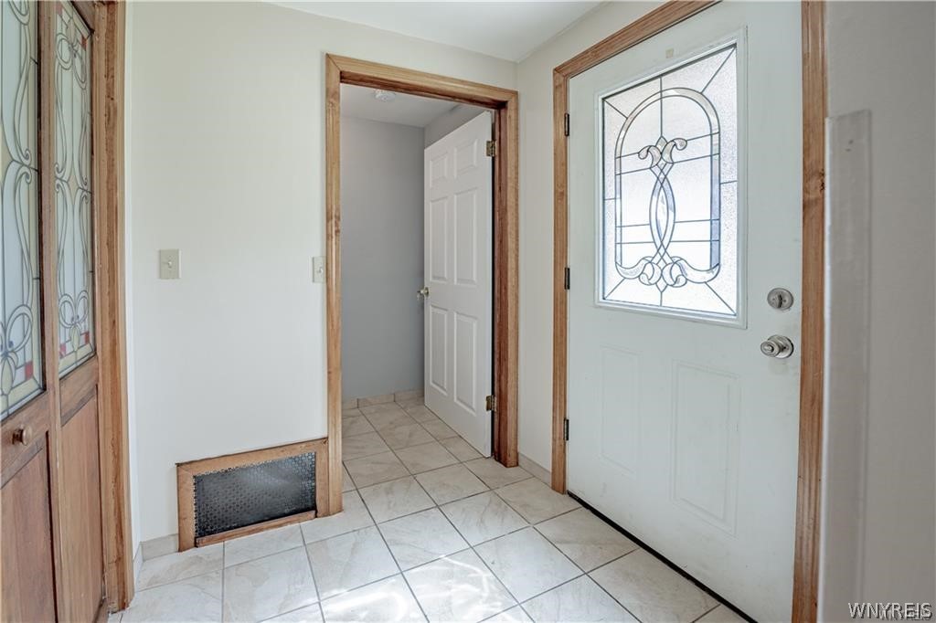 6122 Bear Ridge Road Pendleton, NY 14094 - Photo 3 of 30