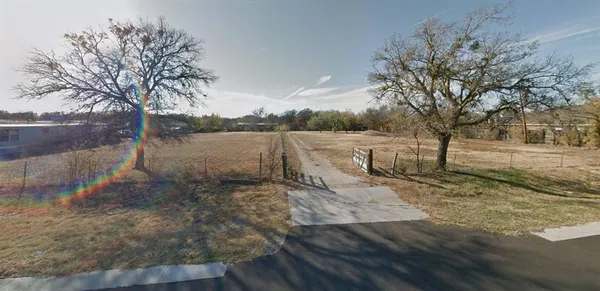 a view of a yard with a tree