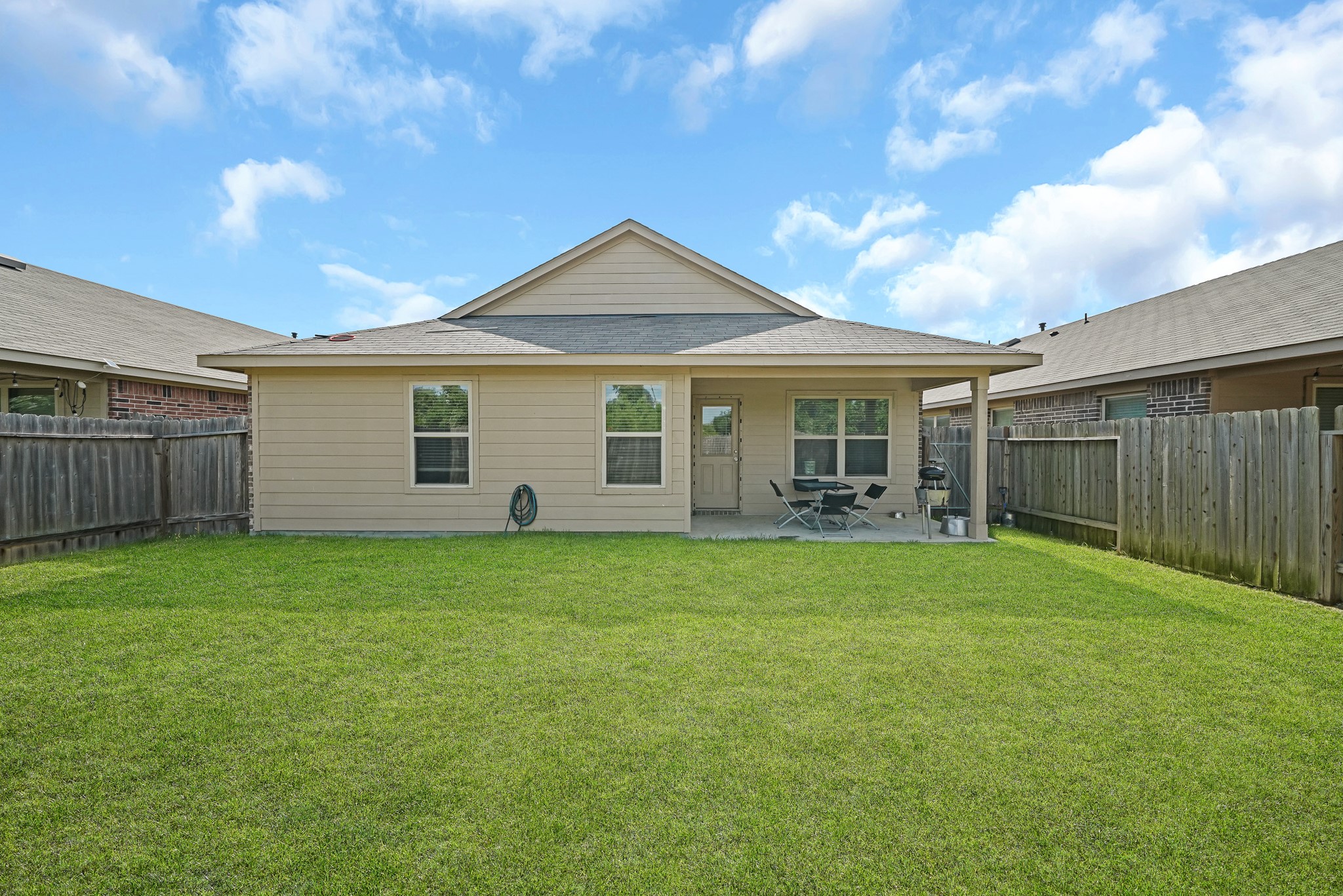 1345 Lariat Rdg Trail Houston, TX 77049 - Photo 21 of 25 a view of a house with backyard and garden